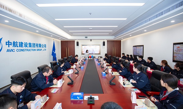 通州區(qū)張家灣鎮(zhèn)總工會與集團(tuán)公司工會聯(lián)合開展“螺鈿鑲嵌”胸針制作活動